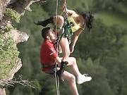 运动男女悬崖做爱