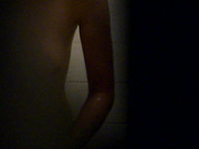 门缝偷拍合租美女洗澡系列