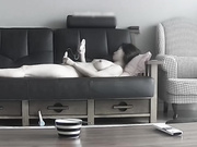 家庭摄像头破解强开TP白肤姐姐淘宝新买的情趣自慰道具躺在沙发上研究研究体验一下