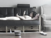 家庭摄像头破解强开TP白肤姐姐淘宝新买的情趣自慰道具躺在沙发上研究研究体验一下