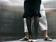 屌丝小混混穿着短裤拖鞋去接穿着性感白领女友下班看周围没有人直接在电梯里啪啪
