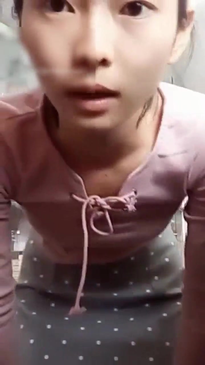 很有头脑的露脸美女主播一边上班一边开直播赚钱两不误在人流传动的商场露逼露奶给狼粉看对白清晰