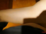 东北口音对白空虚富姐酒店开房洗澡勾引来送酒的服务生飘窗前看着夜景激情啪啪