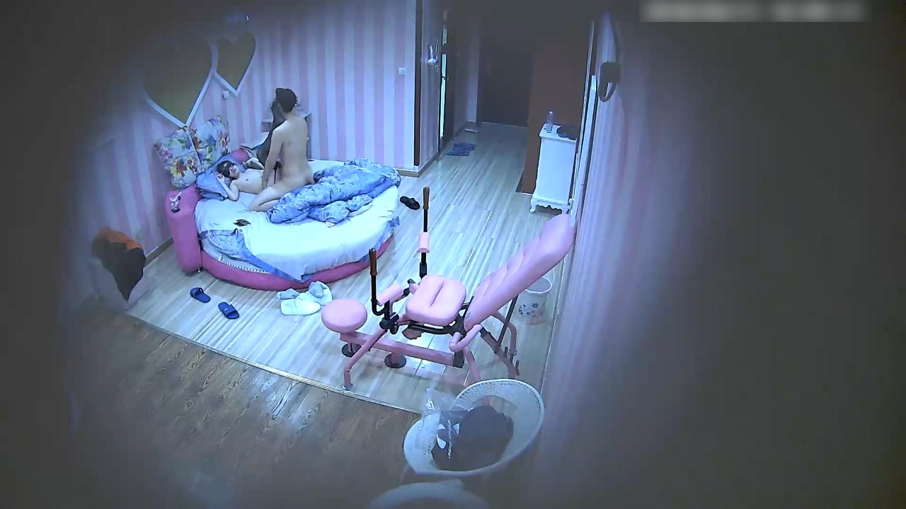 喷血推荐-新炮椅房偷拍文艺气质范的眼镜美女特意换上情趣内裤和丝袜啪啪,还要求男友在炮椅上操她,国语!