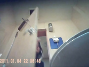 美女如云餐厅女厕TP第22季戴耳塞听着歌的骚货对着镜子扭屁股