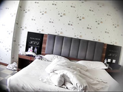 精品宾馆偷拍喜欢穿小白鞋的漂亮长发美女洗完澡后主动挑逗男友操她,刚干完一次准备走时又想要,这次操的狠!