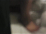 情人朋友来投宿，晚上受不了等她水着把情人猛干，女友同意等下把她闺蜜叫来3p真是爽