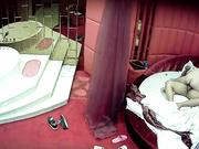 精品小酒店偷拍气质漂亮的短发良家人妻偷偷和单位领导偷情,没想到男的还不好意思,全靠女的主动,毛毛真旺!