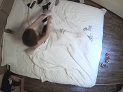 钟点炮房偷拍眼镜女同事约炮帅哥开房带了不少套套来赴约啊