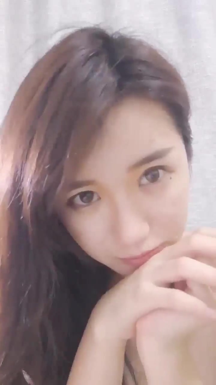 打飞机推荐宅男女神萝莉菲菲最新无码录制各式性感内衣掰穴让狼友草她