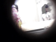 国内牛人潜入商场女厕隔板侧拍美女嘘嘘站着撒尿的貌似还不错