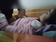 城中村嫖妓系列年还没过完坐在门口等客的大眼妹1080P高清多角度拍摄