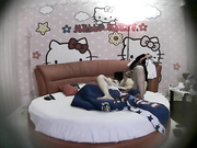 哈喽KT情趣套房TP眼镜仔的女友貌似很饥渴还没有脱好就把他按到鸡巴吃得很有味