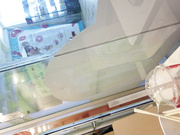 极品4K超清偷拍低胸吊带胸部印广告loge的高挑模特妹嘘嘘