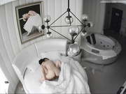 特色酒店偷拍清纯漂亮美女被鸡巴又粗又长很久没操的男友刚干完一次趴在床上喝矿泉水时又被插进去操.国语