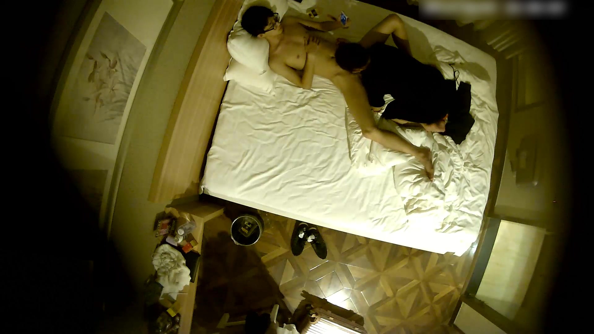 商务宾馆俯拍年轻小情侣开房打炮瘦弱眼镜仔真性福丸子头女友很贴心给按摩口交毒龙啪啪看女表情很骚