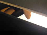 牛人潜入商场女厕侧拍近距离几个年轻美眉的逼逼嘘嘘