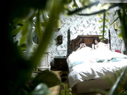 特色酒店偷拍年轻漂亮的小美女和聊了很久的微信网友酒店开房,男的鸡鸡又粗又长各种爆插,干完还问：累不累!