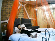 特别敏感的漂亮大眼美女酒店和新男友约会开始害羞玩手机鸡鸡插进去后爽的大叫,担心被人听见自己捂着嘴巴干!