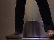 牛人潜入商场女厕蹲守好久终于拍到了几个颜值不错的妹子