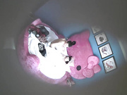 特色小旅馆哈喽KT圆床偷拍愣青小伙和大奶少妇激情啪啪前情深一吻