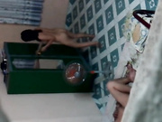 半夜趴透气窗台偷窥邻居小两口过性生活，嫂子的皮肤白皙奶子够大很是让人羡慕