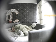 精品酒店偷拍看样貌比较单纯水嫩的大学美女应该是和刚确定关系的男友开房,开始害羞后来被男的狂干射了4次!