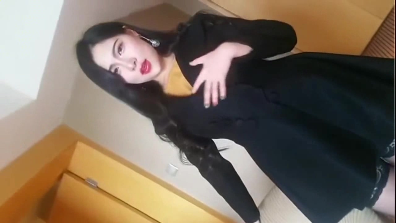 高颜值黑丝包臀裙美女酒店私拍时太风骚性感摄影师按耐不住趁机诱惑啪啪,淫叫：让你干我,不要停,好爽!完整版!