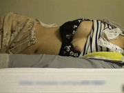 超刺激玩弄昏迷的美少女 一动不动偷拍揉捏真的会搞想操进去，这种环境下啪啪很赞很冲动