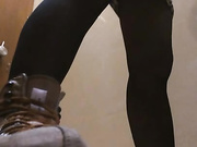 商城厕拍系列 滑冰的妹子憋不住差点尿到裤子里 门都不关了