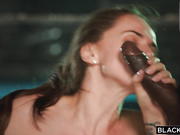 黑人大战白人妹子-剧情红衣性感记者采访黑人拳手被按在地上猛操-很是诱惑