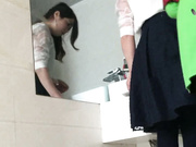 外站流出国内商场卫生间偷拍戴金手链的妹子人美逼嫩说话声音温柔