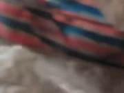 驱车回老家吃喜酒路上兵哥和另外一个哥到山上窝棚3P九零后嫩妹