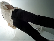 某站流出医院尾随几个妹子进女厕偷窥眼镜美眉下面毛多又黑真想伸手进去摸一把