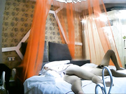 太会装了,漂亮美女正吃情人鸡鸡突然接到男友电话骗说：外面热,困死了.挂完电话又和情人说：宝宝是不是很厉害!