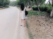 对白精彩淫荡剧情网红美女马路上溜达被S狼拦住要劫色索要加微聊聊然后进小树林野战激情口爆剩余的精子就吃了