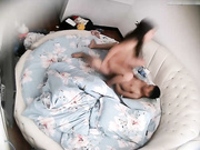 平头小青年貌似往大JJ上摸东西了搞了半天然后与翘臀女友各种体位大战抬起屁股插激情四射妹子阴毛性感