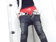 商场排队厕拍系列1 妹子的红内裤很是扎眼 人也长的漂亮