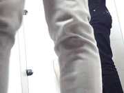 商场排队厕拍系列1 妹子的红内裤很是扎眼 人也长的漂亮