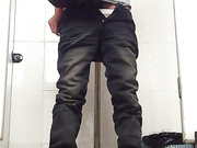 商场排队厕拍系列12 妹子一边尿尿一边补妆像是去约会