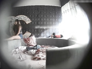 时尚气质范短裤美女和眼镜男在酒店床上边蹦边录,玩嗨后2人脱光衣服激情啪啪,临走时又把女的按倒操了一次!