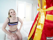 金发大屁股粉逼妹子沙发上大战光头巨屌男 后入自己动JJ太大逼逼多红了