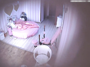 清纯性感的长发美女开好房间给男友打电话让他来,男的下面太大刚插就啊啊大叫：好疼,你慢点行不行,我缓一缓