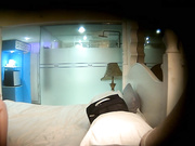 和新女友宾馆开房等她洗完澡就迫不及待把她按倒在床上草干完闻一闻她的骚穴