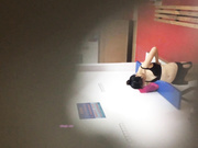 国内大神女男扮女装暗藏偷拍设备潜入游泳池更衣室偷窥妹子换泳衣