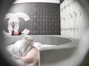 香奈儿情趣套房偷拍女同性恋开房样子很MAN的公要禽兽熟睡中的母我草这公的还抽烟