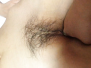 大神连蒙带灌把一个漂亮妹纸抗到宾馆各种玩弄，长卷发白肤奶子真漂亮，把黑丝往穴里塞堵住内射的精子