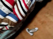 老夫少妻大叔貌似性欲强媳妇安全期还没有过就强行过性生活草出血了还边搞边拍照