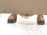 潜入某大厦写字楼女厕偷窥几个年轻妹子同时进来两个闺蜜不知拍哪个手忙脚乱的