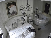 酒店偷拍高颜值年轻美女被中年情人从后面操的受不了了,嚎嚎大叫说不玩了.跑到门后又被拉到床上狠狠干.国语!